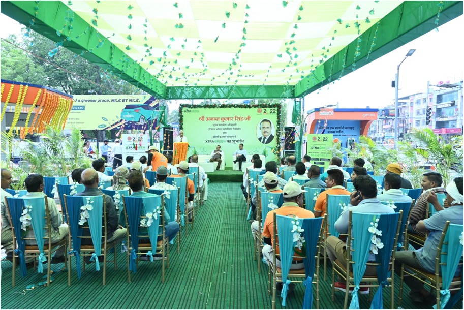 Shri Anant Kumar Singh (IPS), CVO-IOCL, Launched Xtragreen at Auto House, Bhopal ( 1st RO of Bhopal City- Commd. in 1968) Shri Dipak Kumar Basu, ED&SH, MPSO extended a heartfelt traditional welcome to Mr. Anant Kumar Singh (IPS), CVO @IndianOilcl @DirMktg_iocl @DipakBasu_ioc