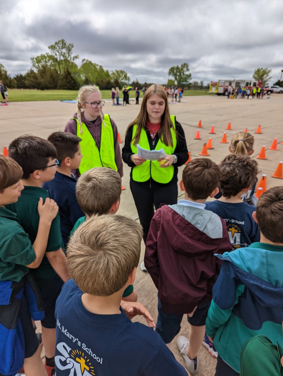 South High Teaching Pathway students enjoyed working with 3rd graders at the Kansas Kids Fitness Day event! 
#kkfd #preserviceteachers #why305