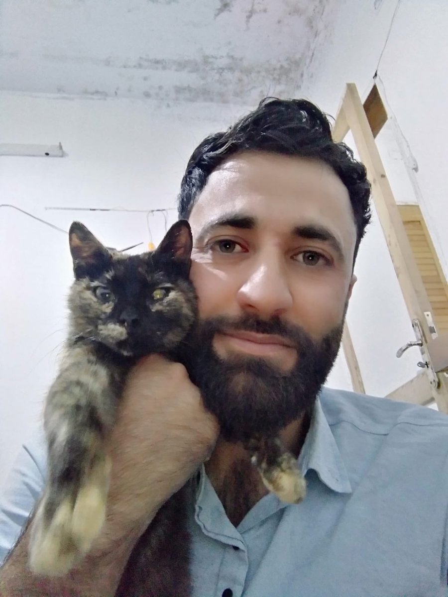 theAleppoCatmen's tweet image. our vet had noticed her on the street meowed he started searching for her humans,they told us that they had thrown her away with her kittens,
we started looking for the kittens, unfortunately we arrived late.🙁
we hope to make her forget the cruelty she suffered.