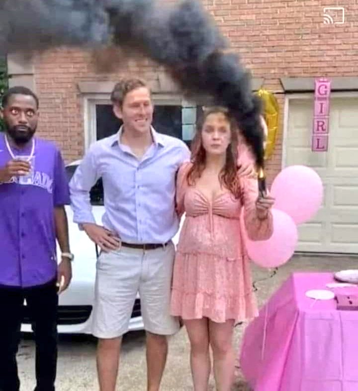 If the smoke comes out blue, it will be a boy, if it comes out pink it's a girl🤣🤣