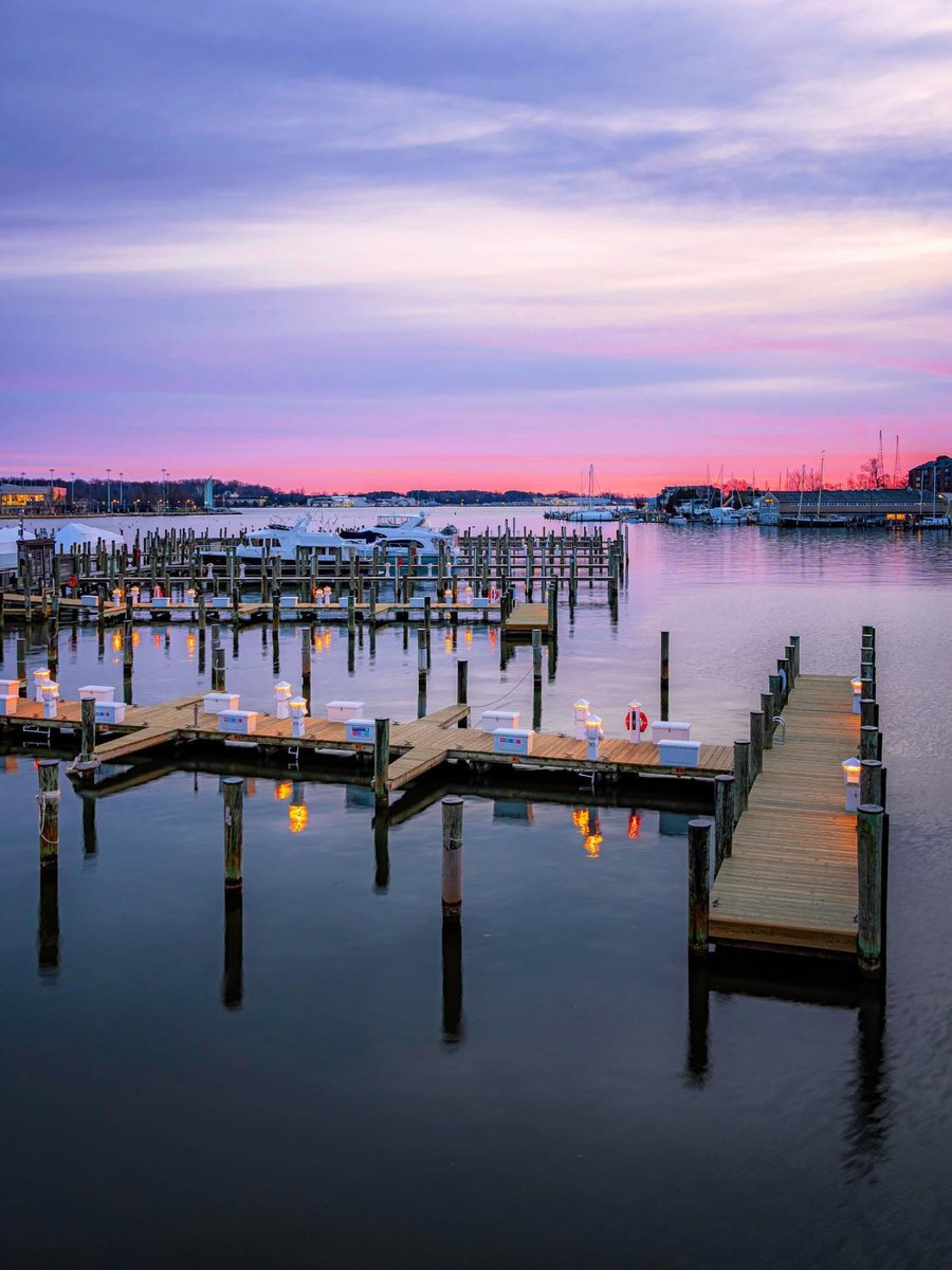 VisitAnnapolis's tweet photo. Spring is here and the sunrises are on 🔥! For more travel inspo- head to our website. https://t.co/PuaOuh9htH 📸 @adam_brockett
#visitannapolis #annapolis #sunrise #sunset #travelinspo #coastalliving #water #beaches #docks #refelection #openwater #vacation #travelblog https://t.co/UWUQ9bHAP4
