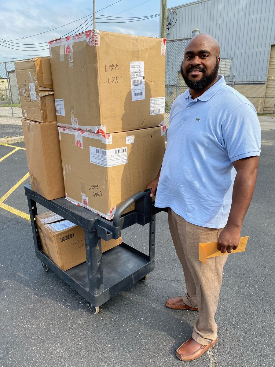 New dress shirts for the <a href="/JCPSKY/">JCPS</a> Class of 2022 are headed out our doors and into schools. Here is Adrian Graham, YSC coord at Eastern High, picking up 198 dress shirts for Eastern this morning. 66 Eastern seniors will each get three brand new dress shirts! <a href="/JCPSDEP1/">JCPS Diversity, Equity, and Poverty Department</a>