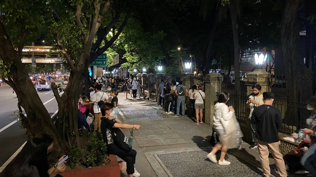 manilabulletin's tweet photo. LOOK: Volunteers queue outside the PPCRV Command Center at the University of Sto. Tomas in Manila on Tuesday evening, May 10, waiting for their turn to help encode the results of the 2022 polls. (📸: PPCRV/FB) https://t.co/XIOdiWbYer