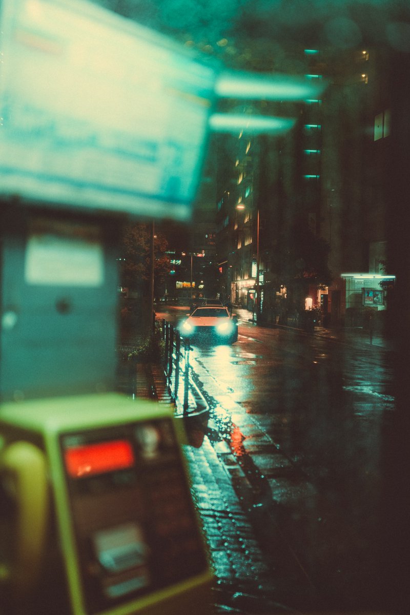stevenxcheung's tweet photo. A collect call in the roaring rain,
a stranger in the distance;
our eyes meet.
a split second mutual memory, never to be remembered again.
-
Osaka 2018
#sonyAlpha #sigma35 #filmlike #cinematic #streetphotographyjapan https://t.co/h0wM92mQ9U