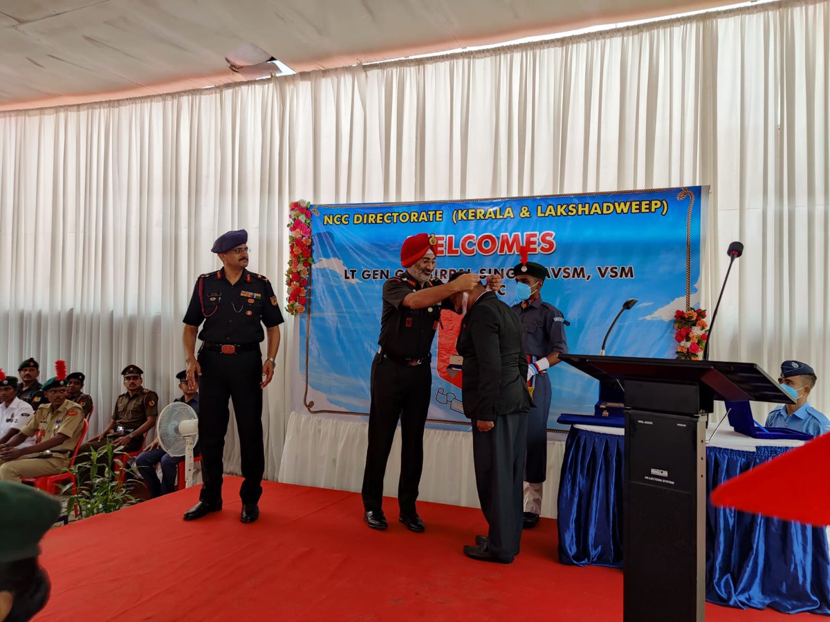 HQ_DG_NCC's tweet photo. #NationalCadetCorps
Shri Alex Sam Christmas,Ex ANO of 4 (K) Bn NCC who served in NCC from Sep1987 to May 2021 was felicitated by DG NCC during his visit to the K&amp;L Dte today. DG complimented him for his long &amp; illustrious service as ANO.
@drajaykumar_ias 
@SpokespersonMoD https://t.co/KslfHKs558