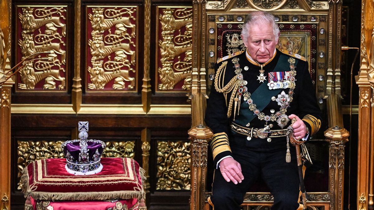 YesCymru's tweet photo. Unprecedented poverty in our times. Nothing quite says 'we get it' like the heir to a multi-billion institution sat on a gold throne in front of a bejeweled facade and hat, whilst addressing unelected lords. #indyWales #annibyniaeth 

https://t.co/UeWctqs5xP https://t.co/QO7wjEOWWw
