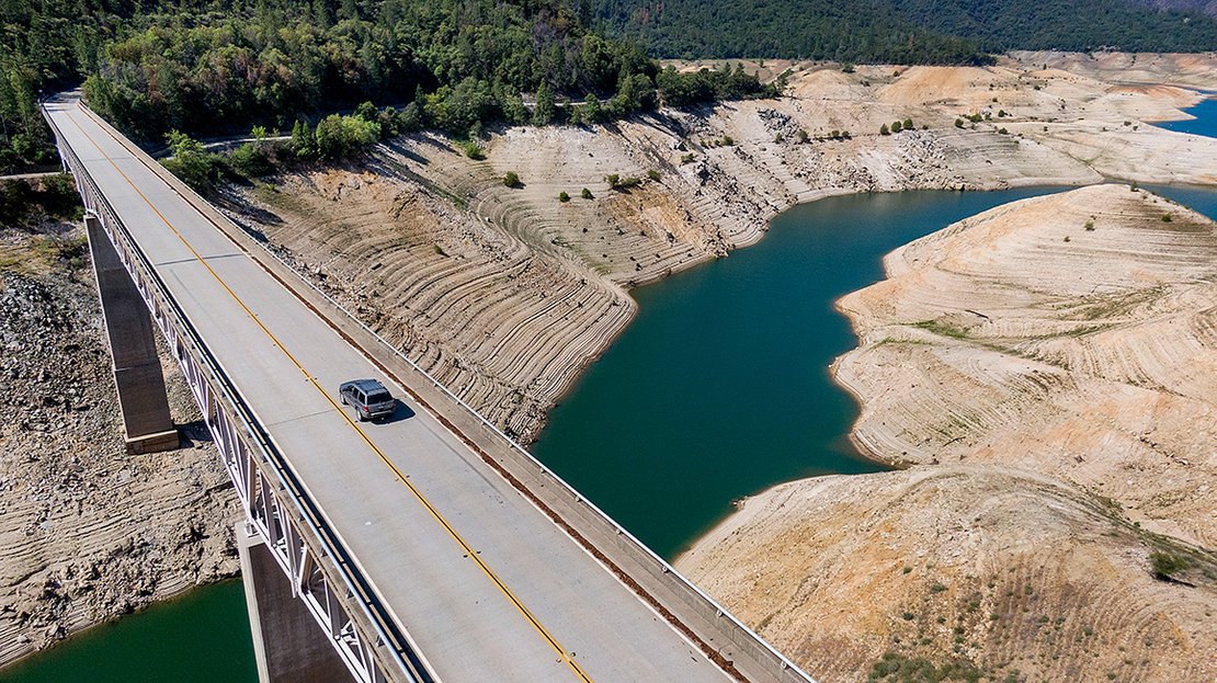 asitkbiswas's tweet photo. Due relentless #drought in Western #USA, all reservoirs at record low &amp; dropping, endangering #HydropowerGeneration, land being left fallow, threatening more extensive &amp; intensive #wildfire. Sufferings likely to intensify &amp; continue for a while @TheWaterCentre @WRDWaterMatters https://t.co/6Wol9EgM3B