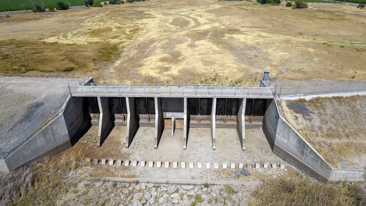 asitkbiswas's tweet photo. Due relentless #drought in Western #USA, all reservoirs at record low &amp; dropping, endangering #HydropowerGeneration, land being left fallow, threatening more extensive &amp; intensive #wildfire. Sufferings likely to intensify &amp; continue for a while @TheWaterCentre @WRDWaterMatters https://t.co/6Wol9EgM3B