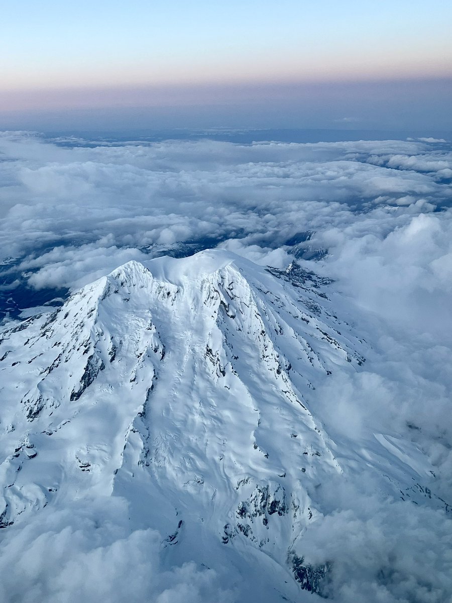 Rachroams's tweet photo. Mt Rainier from the sky 🤯 https://t.co/XbCxjrea2N