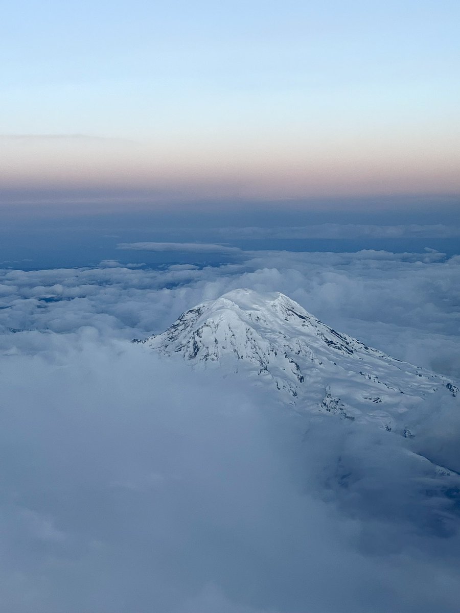 Rachroams's tweet photo. Mt Rainier from the sky 🤯 https://t.co/XbCxjrea2N