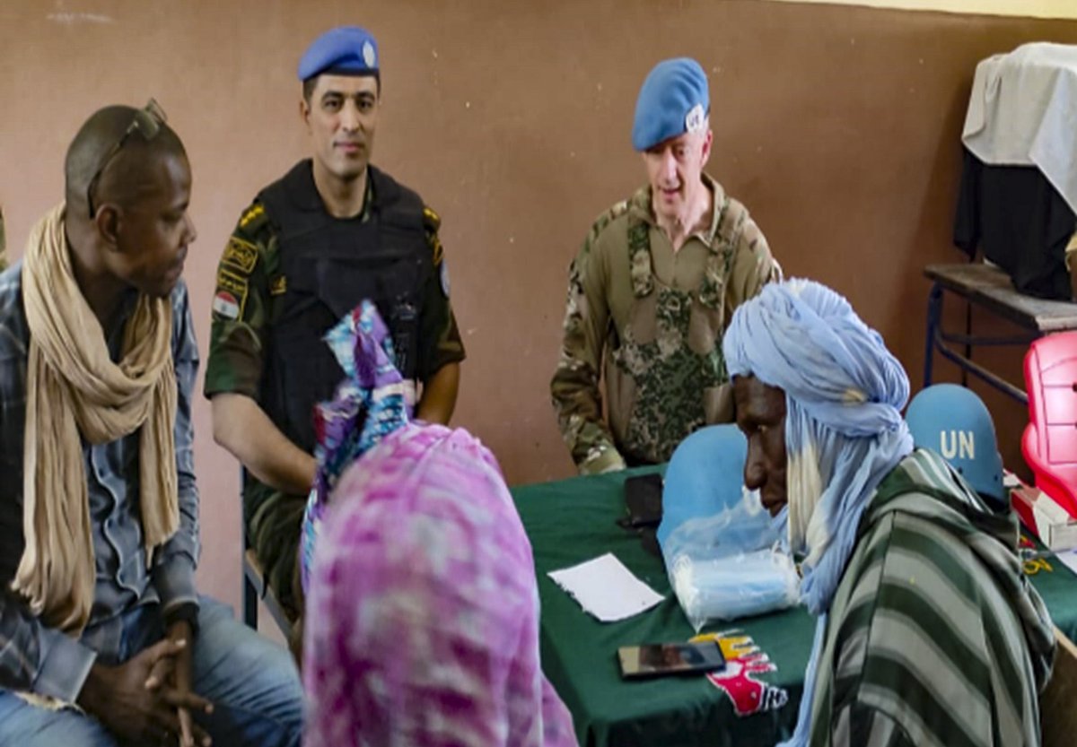 UN_MINUSMA's tweet photo. On 6 May, @KeesMatthijssen joined a patrol from #Timbuktu to #Kabara. He donated solar kits to the Chief of the village while the #Nigerian contingent provided free medical consultations to hundred women, men, and children. #PeacekeepingWorks. Read more: https://t.co/2QYshoQHJe https://t.co/HZjb4wOIcG