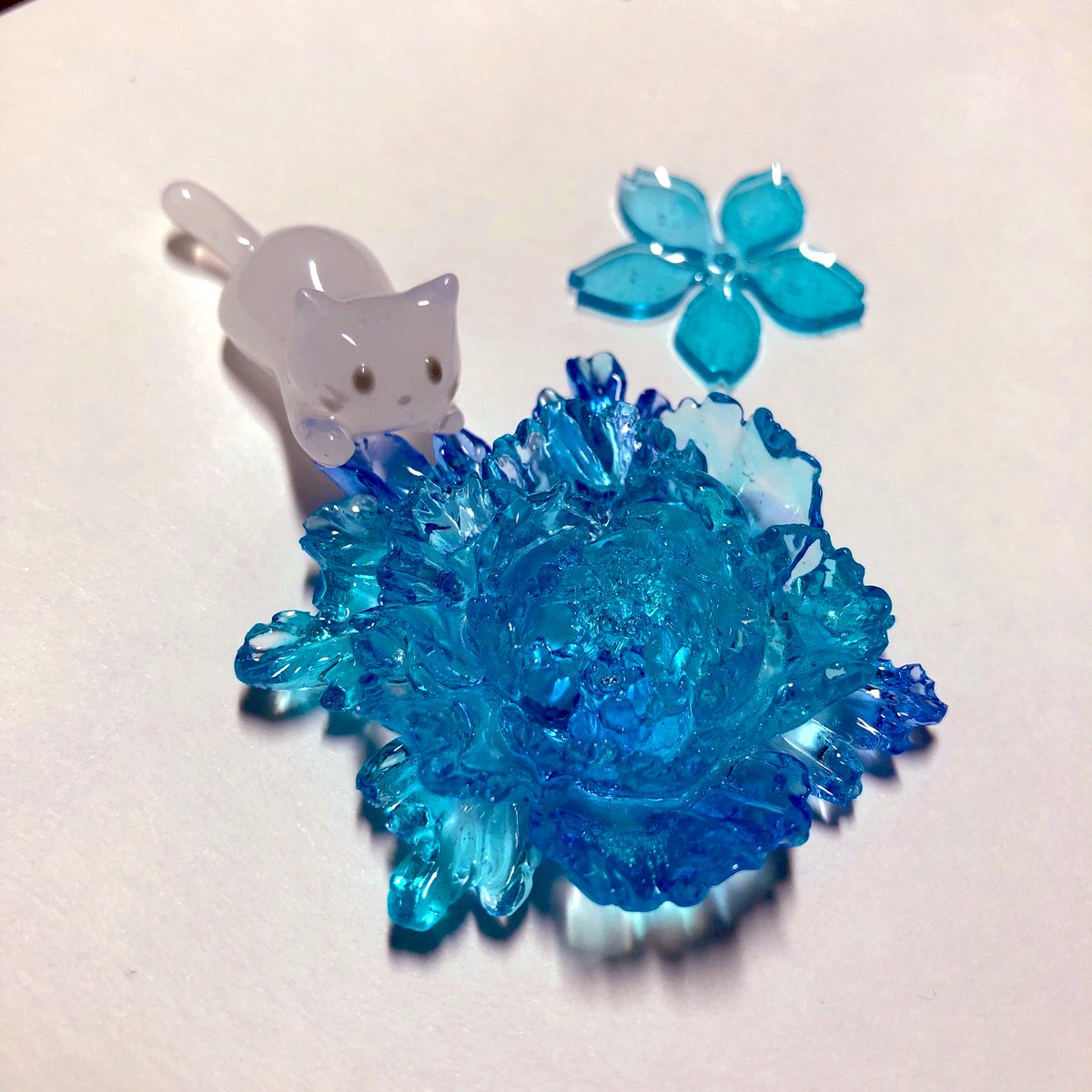 mika__21's tweet photo. 猫と氷の花

#レジン https://t.co/ximzgVReOV