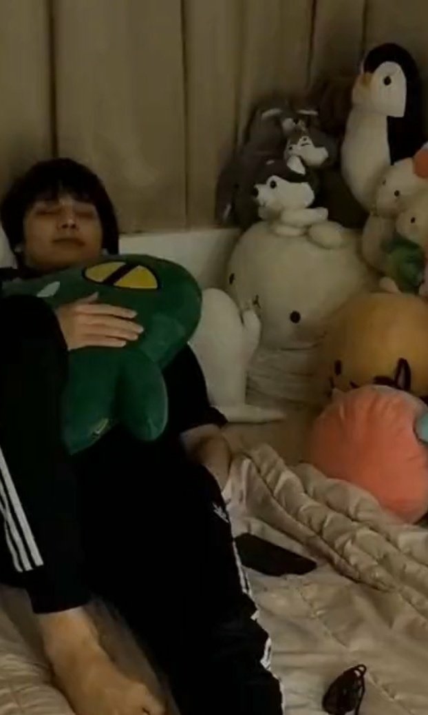 ourflysputnik's tweet photo. DIANTARA GEMES LIAT HYUKA MA LIAT YEONJUN SHSHAH 😭😭😭

#연준이냉장고
YEONJUN IN THE FREEZER
#GOOD_BOY_GONE_BAD https://t.co/CIp06cJ74H
