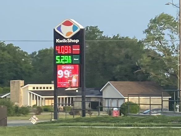 LilyWuKansas's tweet photo. HOW ARE YOU SAVING❓Gas prices jumped again, from $3.99 to $4.09.
#WheresWu #kwch12 https://t.co/WxTdIK4TTa