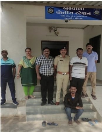 BarwalaPolice's tweet photo. બરવાળા પોલીસે મુંબઇના મેઘવાડી પોલીસ સ્ટેશનના ગુન્હાના નાસતા-ફરતા આરોપી તથા ભોગબનનાર ને ગણતરીની કલાકોમા પકડી પાડ્યા https://t.co/lv2IS6KezB