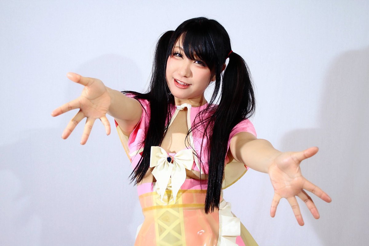 sougenrock's tweet photo. メイドの日（5月10日）とゴムの日（5月6日）どっちも回収する、ぐれいさん特製のピンクラバーメイド（そして撮影の度にエッグポーズをしているくろみ） https://t.co/QqyE2gDn0q