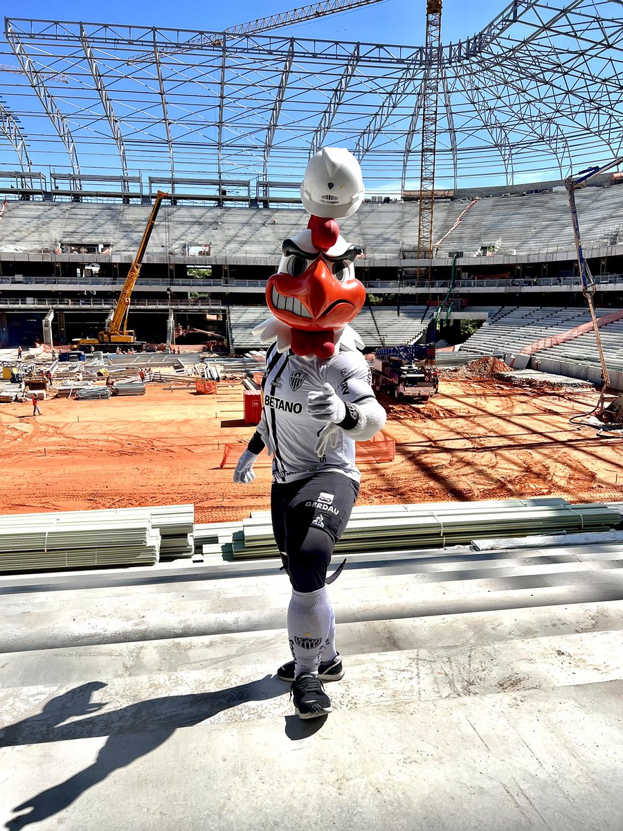 O dono da casa já chegou e está de olho nos preparativos da live do #MantoDaMassa3. Confira a live pela <a href="/GaloTV/">🐔 Galotv</a> a partir de 13:13.