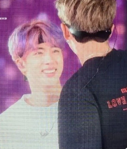 purplee_whalien's tweet photo. این جین                   با                  این نامجون
نگاهشون😭 https://t.co/KaZ83U1dm1