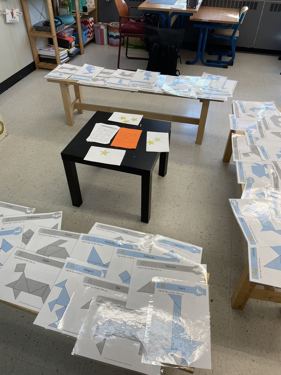 Im_Mrissa's tweet photo. Projekttage Geometrie: heute und morgen finden in der Grundschule die Projekttage statt. Ich habe dabei eine Station zu Tangrams zusammen mit meiner Mitpraktikantin auf die Beine gestellt. 📐🧊#studierenweltweit https://t.co/QqCrvhWASb