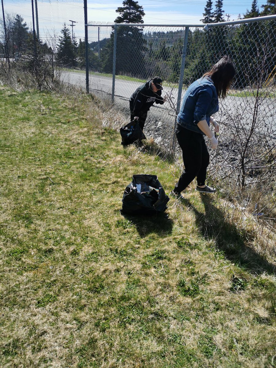 TiffyS23's tweet photo. Took some time this morning to clean up some of the garbage around our school! 🌎
@MCHSMonarchs 
#keepourcommunityclean
#stoplittering https://t.co/aI0bVpC8iX