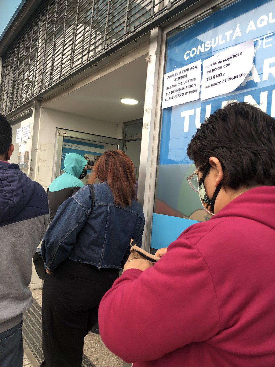 Fui a actualizar el dni para la facu y se ve que había una re fila por el bono y pasa una camioneta gritando VAYAN A LABURAR JAJAJAJA épico