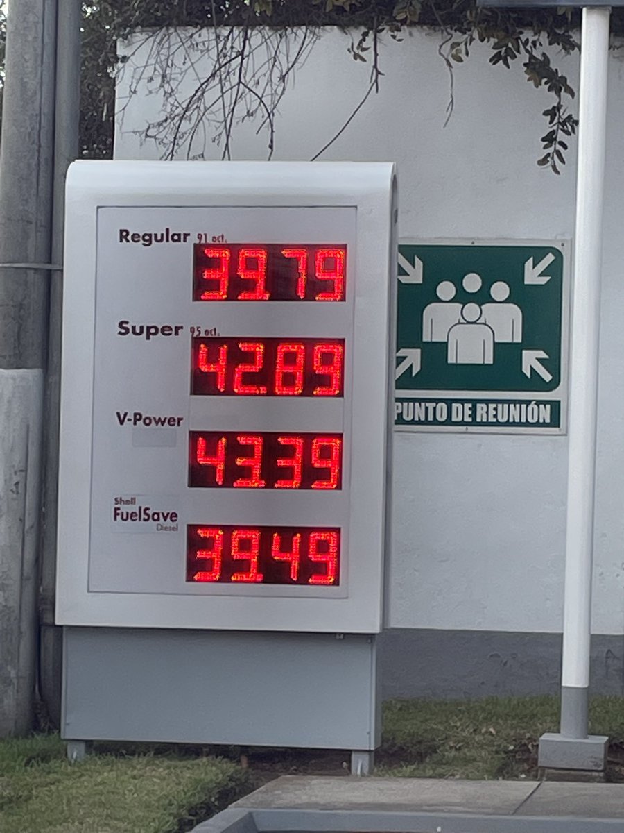 EvelynMorataya's tweet photo. Q2.50 subió el precio de los combustibles de ayer para hoy.  

¿Y los Q745 millones de subsidio, para qué sirvieron? 

¡UNA ESTAFA MÁS! 
#YoFiscalizo https://t.co/yxFOjSYe20