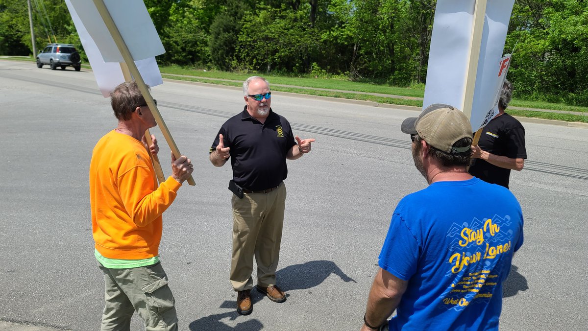 Teamsters89's tweet photo. PRESIDENT THOMPSON VISITS FIRE KING PICKET LINE

Yesterday, during the first day of the Fire King Unfair Labor Practice Strike, Local 89 President Avral Thompson visited members on the picket line. Members were energized by the visit, and are determined to stand together. https://t.co/SBaq71YtFA