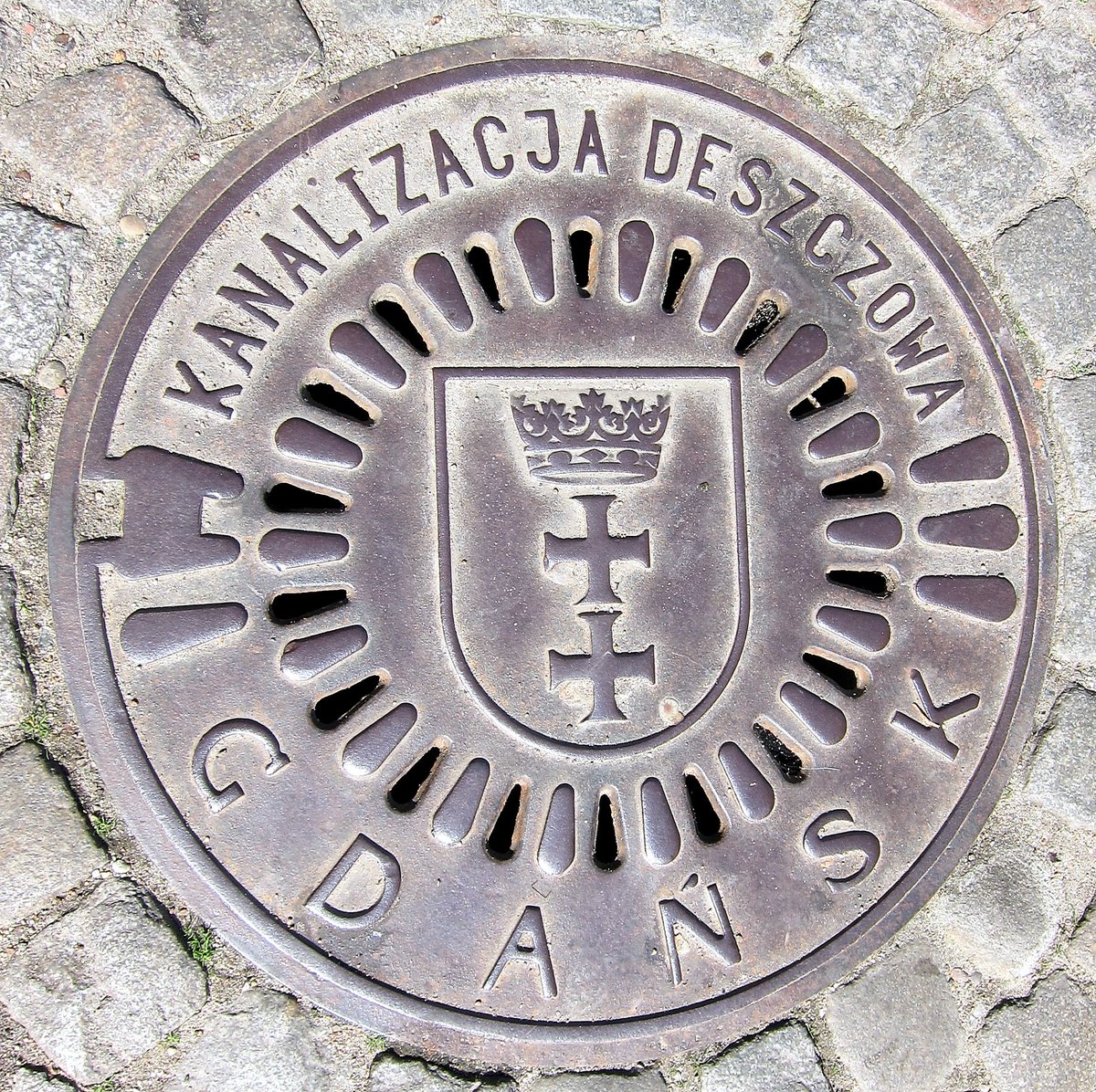 KellyGJohnston's tweet photo. This manhole covers of the world thread, my travel hobby encouraged by @AllisonCMeier, starts with Gdansk. https://t.co/hT7PPwLAvn