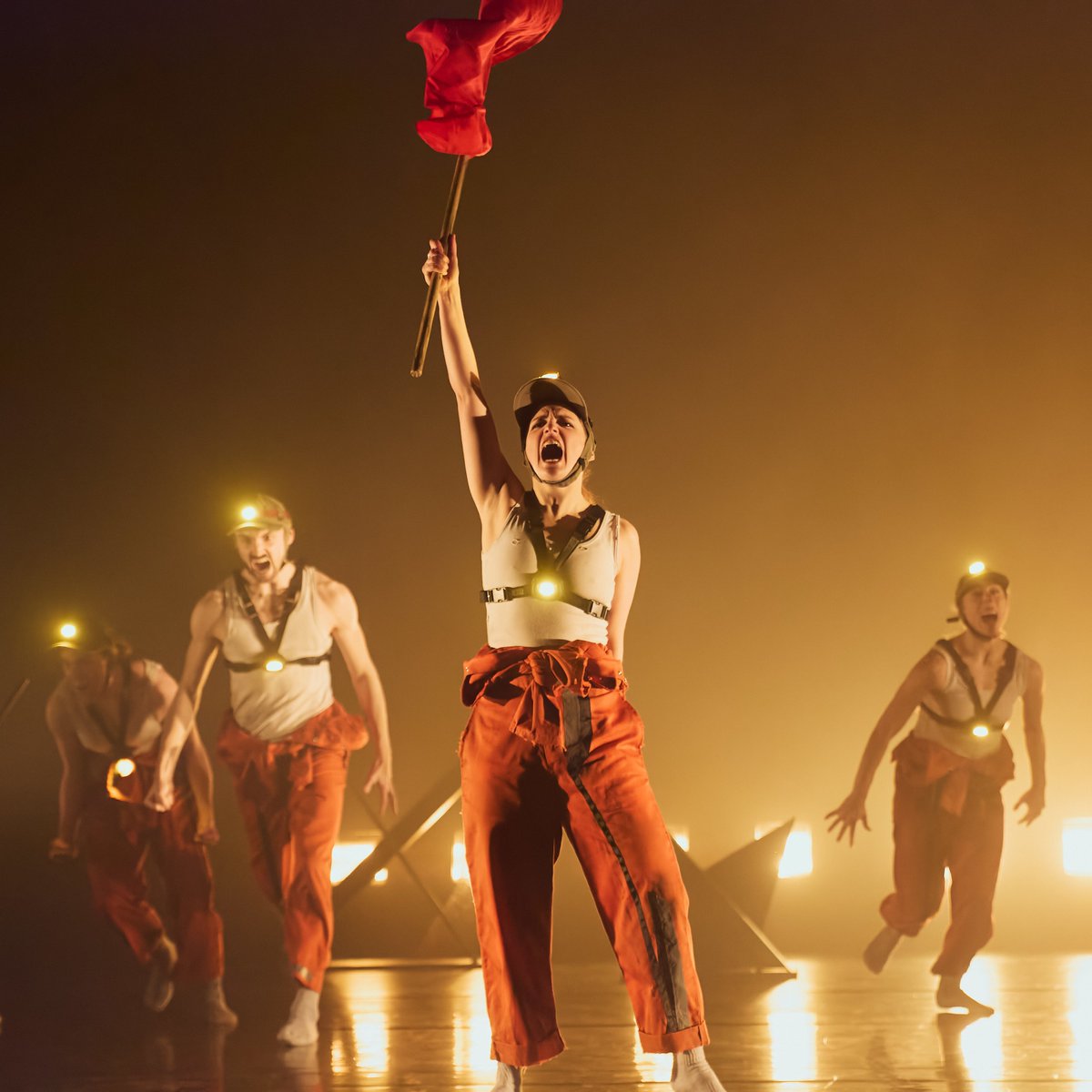 TrydarPontio's tweet image. Triawd dawns sy’n mynd â chi o faes chwarae gwyllt, rhyfeddol i gymuned lofaol Gymreig mewn un noson...

LAW YN LLAW gan Cwmni Dawns Cenedlaethol Cymru @TrydarPontio Nos Lun 16 Mai: bit.ly/3N1inAD
@dawnsibawb @CwmniFranWen @YFestri @Cimerahon @Cath_Dawns @ColinDaimond