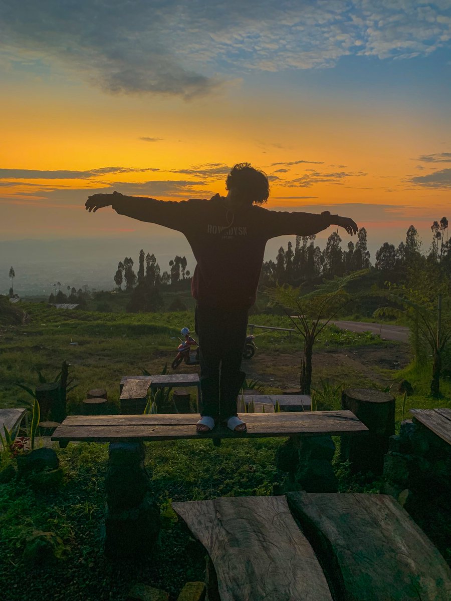 tegar_hardika's tweet photo. Gamau tidur, biar bisa berubah jadi ikan https://t.co/l8ryEpof01