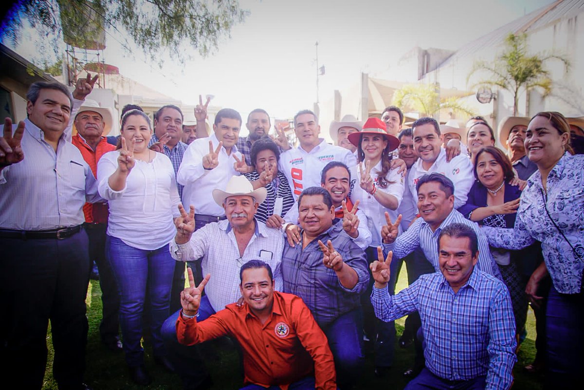 jmvalerapiedras's tweet photo. Muchas gracias a mis compañeras y compañeros de la @CNC_Hgo por su recibimiento, sin duda con su apoyo y junto a @caroviggiano vamos a darle campo al campo. 

#LlegóLaHora de #CaroGobernadora https://t.co/9NDLaDF7AZ