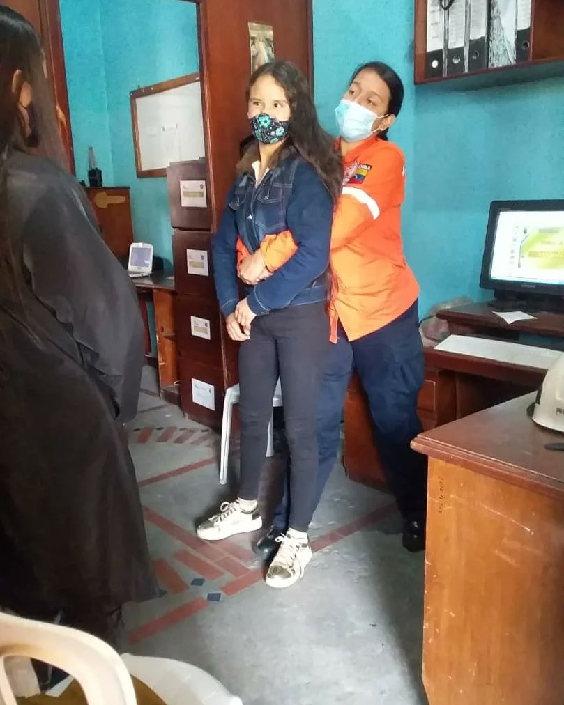 PC_MERIDA's tweet photo. Educando también salvamos vida, por tal motivo personal de PC páramo brinda conocimiento y herramientas sobre primeros auxilios a la comunidad estudiantil del Colegio Cardenal Quintero, a fin de fortalecer la respuesta ante cualquier situación.
#ZOEDANMERIDA
#PCMerida https://t.co/9cKqXnQHmj