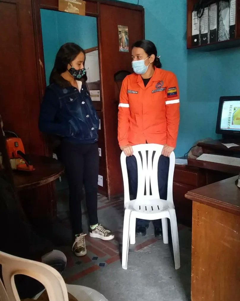 PC_MERIDA's tweet photo. Educando también salvamos vida, por tal motivo personal de PC páramo brinda conocimiento y herramientas sobre primeros auxilios a la comunidad estudiantil del Colegio Cardenal Quintero, a fin de fortalecer la respuesta ante cualquier situación.
#ZOEDANMERIDA
#PCMerida https://t.co/9cKqXnQHmj