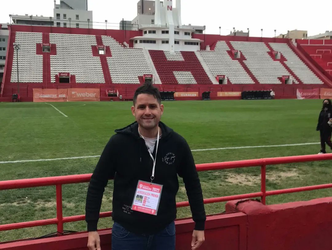 Hernan_G_Tello's tweet photo. #QDSR fue testigo del pase a la Copa Federal de Huracán que venció a Ferro por 1 a 0 en el Duco y con el aliento de los/as hinchas. Hoy me toco relatarlo junto a @AlejandroToala5 toala en los comentarios. GRACIAS JUGADORAS @cah_futbolfem por esta alegría. Gracias Fm 98.9. https://t.co/6fMD1s6iUD