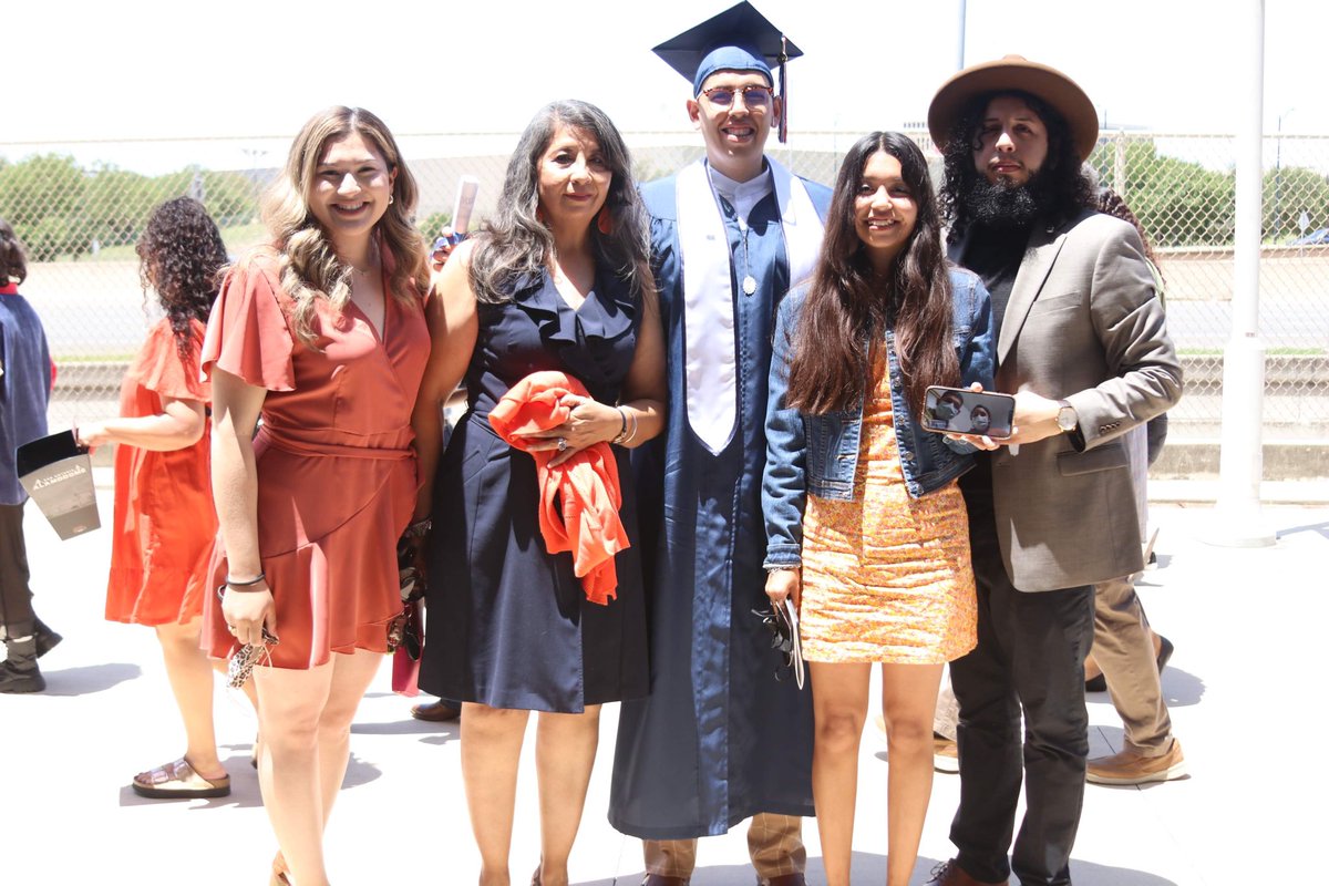 Saul_Lopez09's tweet image. Even at the happiest moments of my life, I’m just a little sad you’re not here..🧡💙📚 #Educated #UTSAGrad22 #4Ama