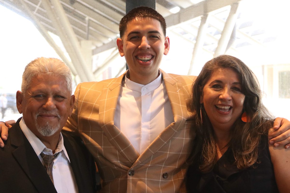 Saul_Lopez09's tweet image. Even at the happiest moments of my life, I’m just a little sad you’re not here..🧡💙📚 #Educated #UTSAGrad22 #4Ama