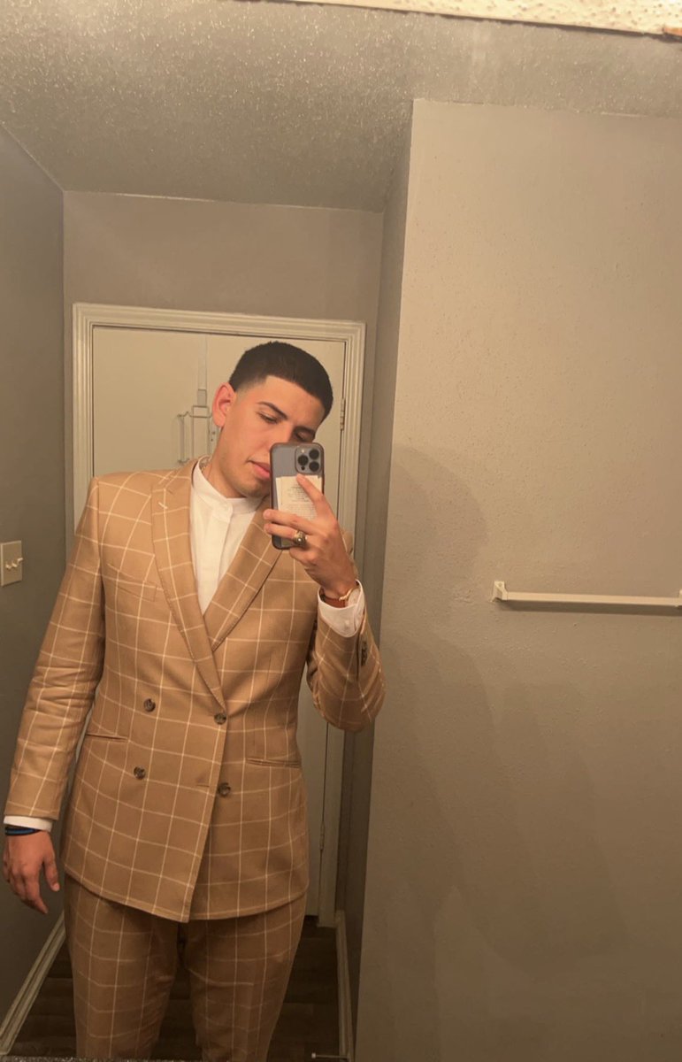 Saul_Lopez09's tweet image. Even at the happiest moments of my life, I’m just a little sad you’re not here..🧡💙📚 #Educated #UTSAGrad22 #4Ama