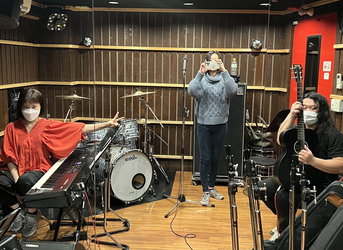 Brocantofficial's tweet photo. 昨日はBrocantリハーサルでしたぁ〜🎶😊🎶
先輩ミュージシャンから、オススメのマイクを教えてもらって、早速使ってみたら……🎤
ヤバい🫢
テンション上がりまくりです👍🏻
今回も緊張しまくりですが、皆さま、来て頂ければ嬉しいです🎶😊🎶
#CanColorcafe
#Brocant
#beyerdynamicTGV70D https://t.co/ePepoOXrox