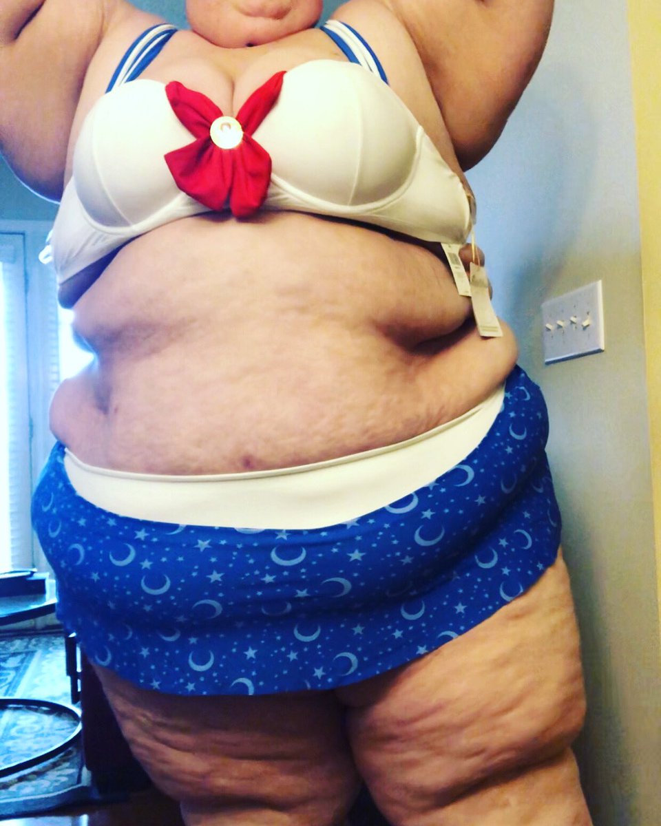 bigcutiesteph's tweet photo. In the name of the moon pies, I’ll punish you! 🌙✨ https://t.co/NBHEZnkY5K
