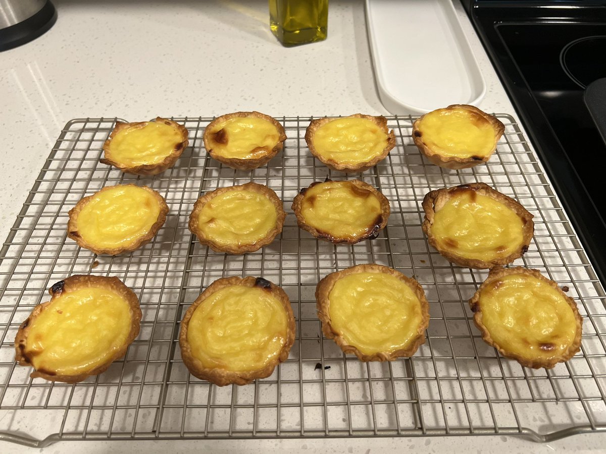 beaneanea's tweet photo. made egg tarts instead of dinner tonight :3 https://t.co/gulHKDrv4c