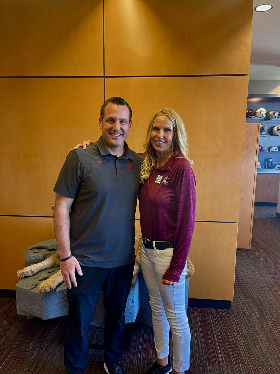 HilinskisHope's tweet photo. Thank you Coach Dickert for today-very hard to be in places that Tyler played, lifted, ate & lived 3 special years-but we’re so grateful he’s remembered! Thank you for supporting the mental health of your athletes-looking forward to getting back to Pullman & meeting w/ them❤️❤️❤️ https://t.co/bSYiNdZcDK