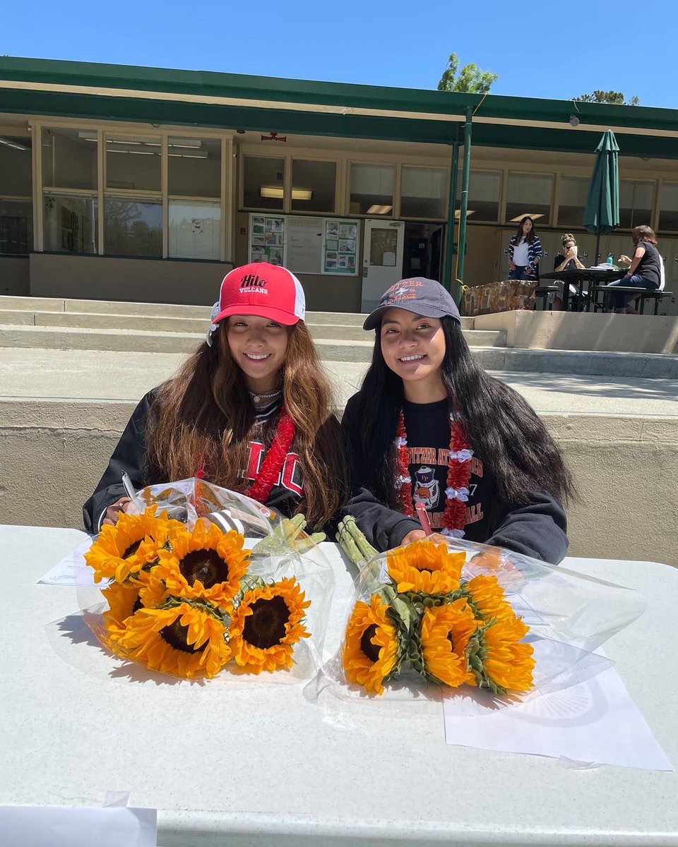 Pinewood_gbb's tweet photo. Signing day for these two! ✍️
Congratulations Emily Lee on your commitment to Pomona-Pitzer and Kaile Cruz on your commitment to Hawaii Hilo! We are so proud of you! https://t.co/a1cl4S8v9u