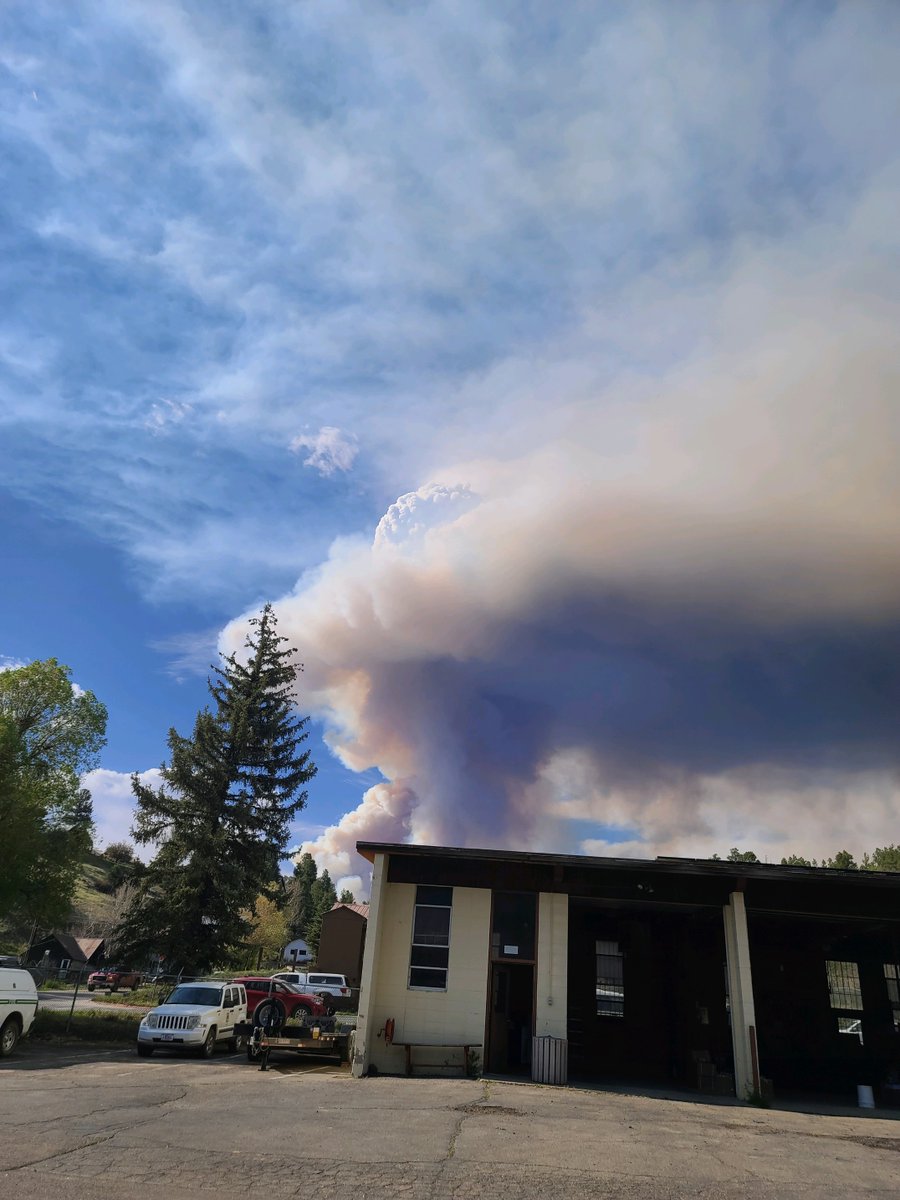 SanJuanNF's tweet image. The #PlumtawFire is mapped by infrared at 323 acres and is burning 2 miles west of the intersection of Plumtaw Rd and 4 Mile Rd. An EVACUATION NOTICE has been issued for the Lost Valley of the San Juans. Contact Emergency Operations Center for evac info: 970-422-7084.