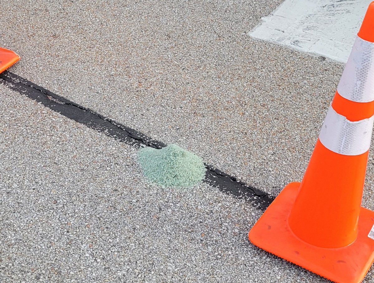 BK3DSci's tweet photo. What is a sign that you live in an area that can be 30° on Monday and 85° on Friday? Little salt piles that pop out of nowhere. #TwoSeasons #WinterandSummer https://t.co/uJyopaOGF8