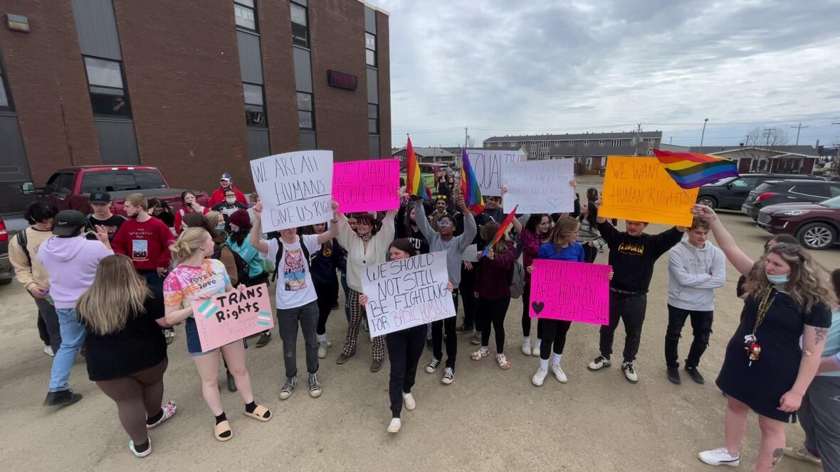 CBCNL's tweet image. NEW | Labrador high school students walk out after transgender student denied access to female washroom

cbc.ca/1.6455160

#cbcnl
