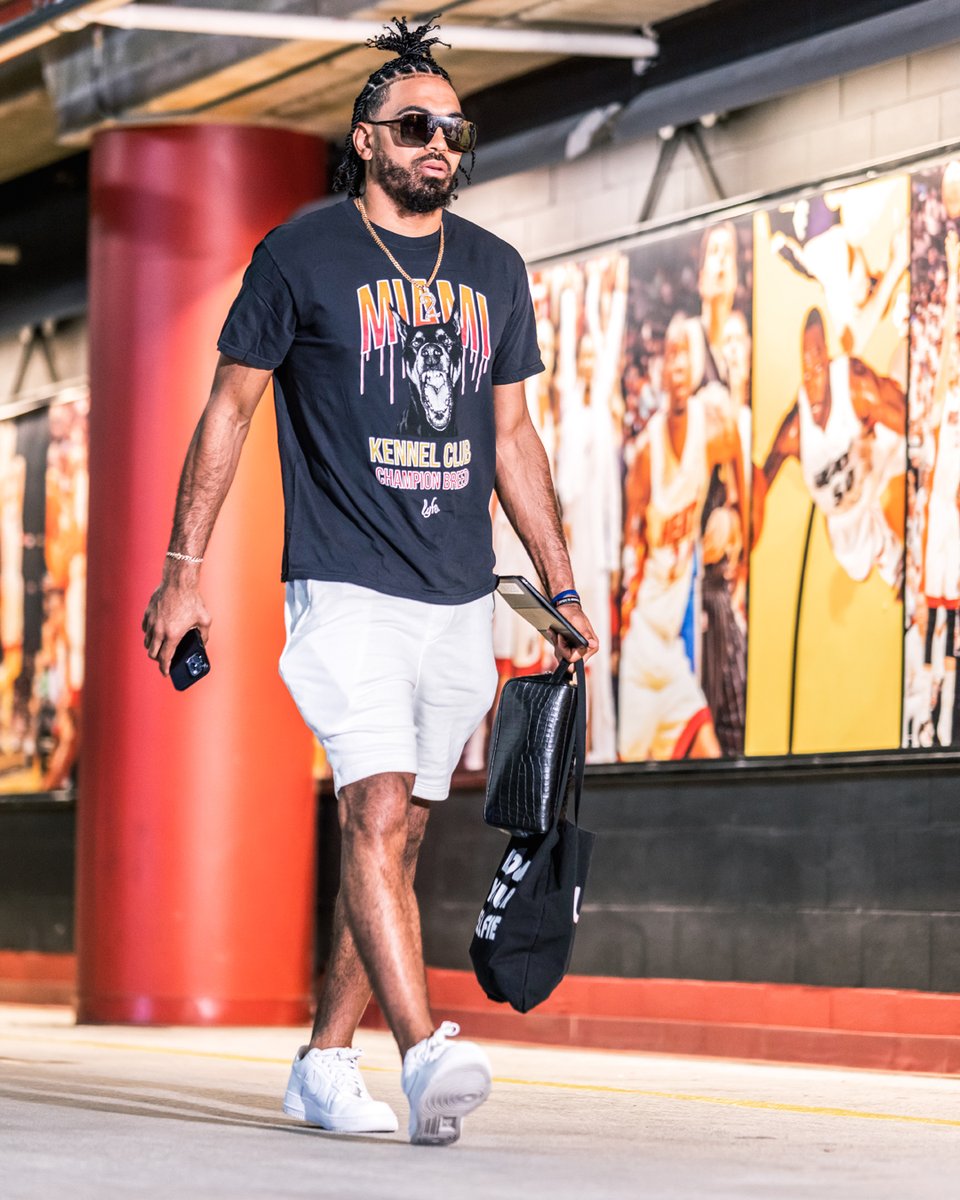 MiamiHEAT's tweet photo. 😎 https://t.co/aJzLCDZhzo