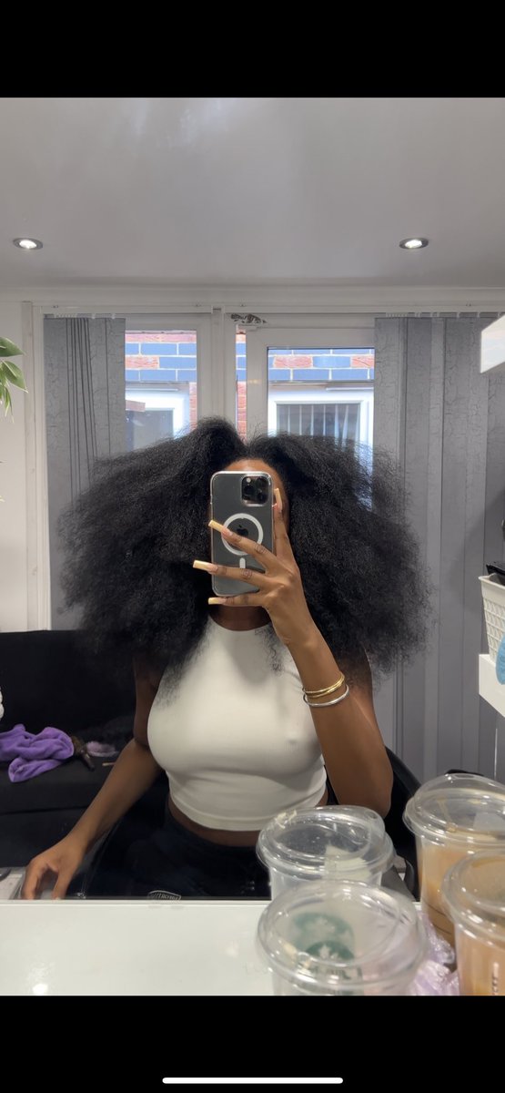 Dazhaneleah's tweet photo. Let me add, please don’t come and die for straight hair, I purposely got this in a texture that matches my natural hair texture so I can be versatile and wear it different ways. https://t.co/lexKEtGYBm