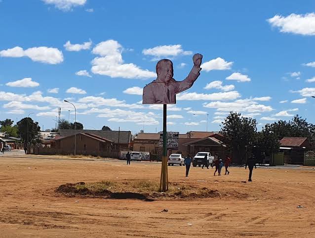 Penxenxe's tweet photo. Didn't they erect this for an alleged R10 million in Kimberly back in 2018 or so? https://t.co/GdVNepcPMs