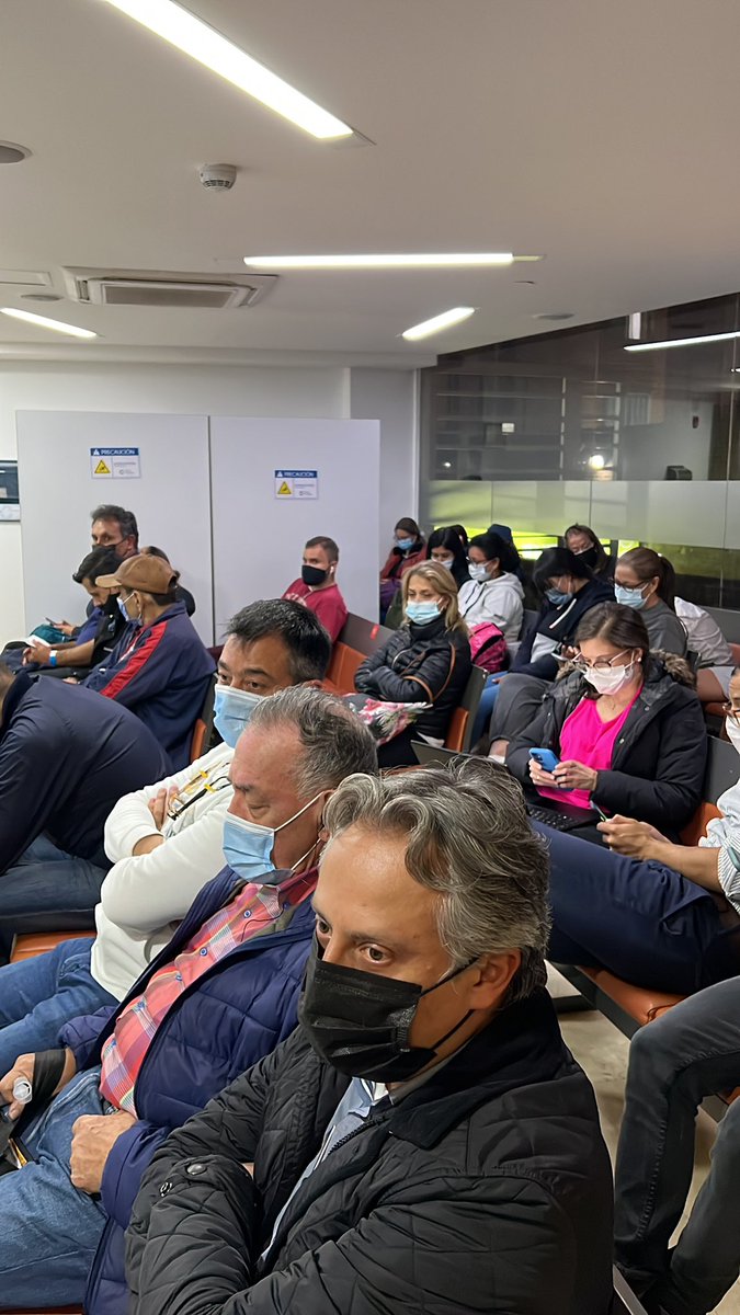 mausofi22's tweet photo. Más de tres horas la espera de urgencias en @ClinicaLaColina esto es impresentable y un atentado a la salud. La gente se va sin ser atendidos… #pesimaatencion https://t.co/K290g4cIXg