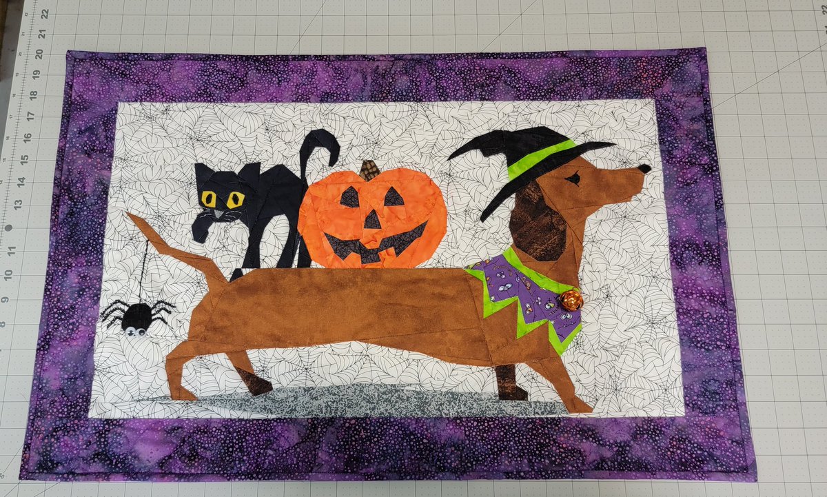 Edover60's tweet photo. Finished this today. So stinkin' cute! It has glow-in-the-dark thread and googly eyes on it. #quilting #paperpiecing https://t.co/QihMb2caLI